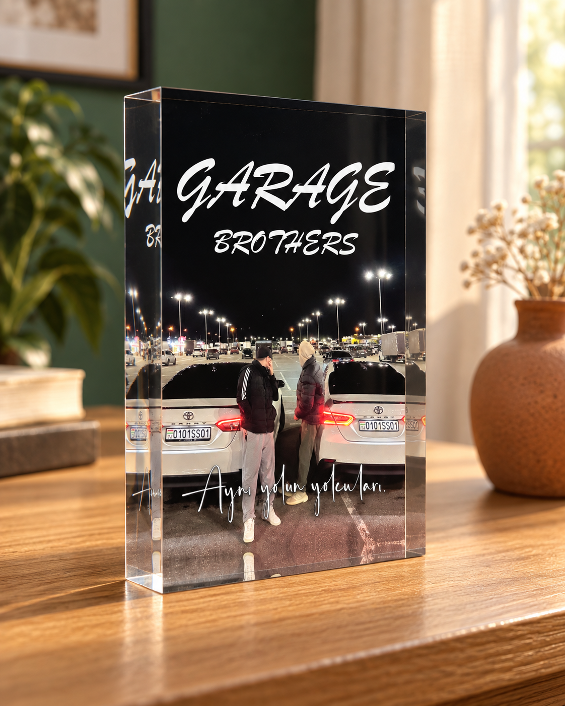 Garage Brothers kişiye özel akrilik blok – sol açı ve cam yansımaları