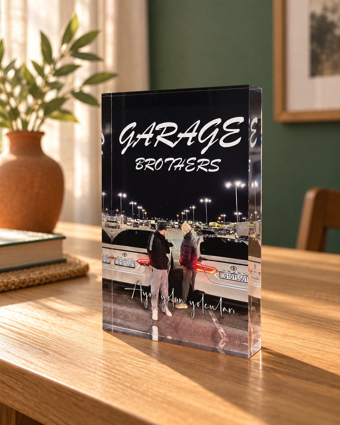 Garage Brothers kişiye özel cam blok – sıcak ahşap masa üzerinde dekoratif kullanım