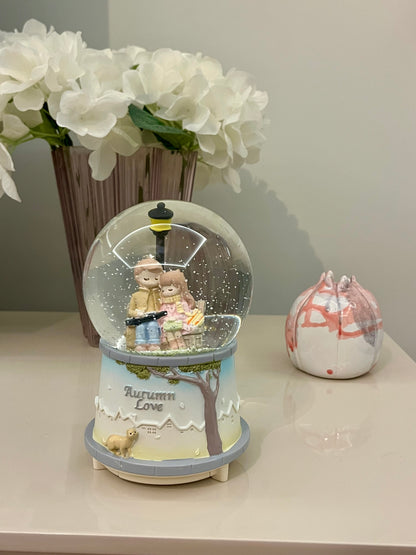 ❄️🎶 Müzikli & Işıklı Püskürtmeli Kar Küresi – Büyük Boy