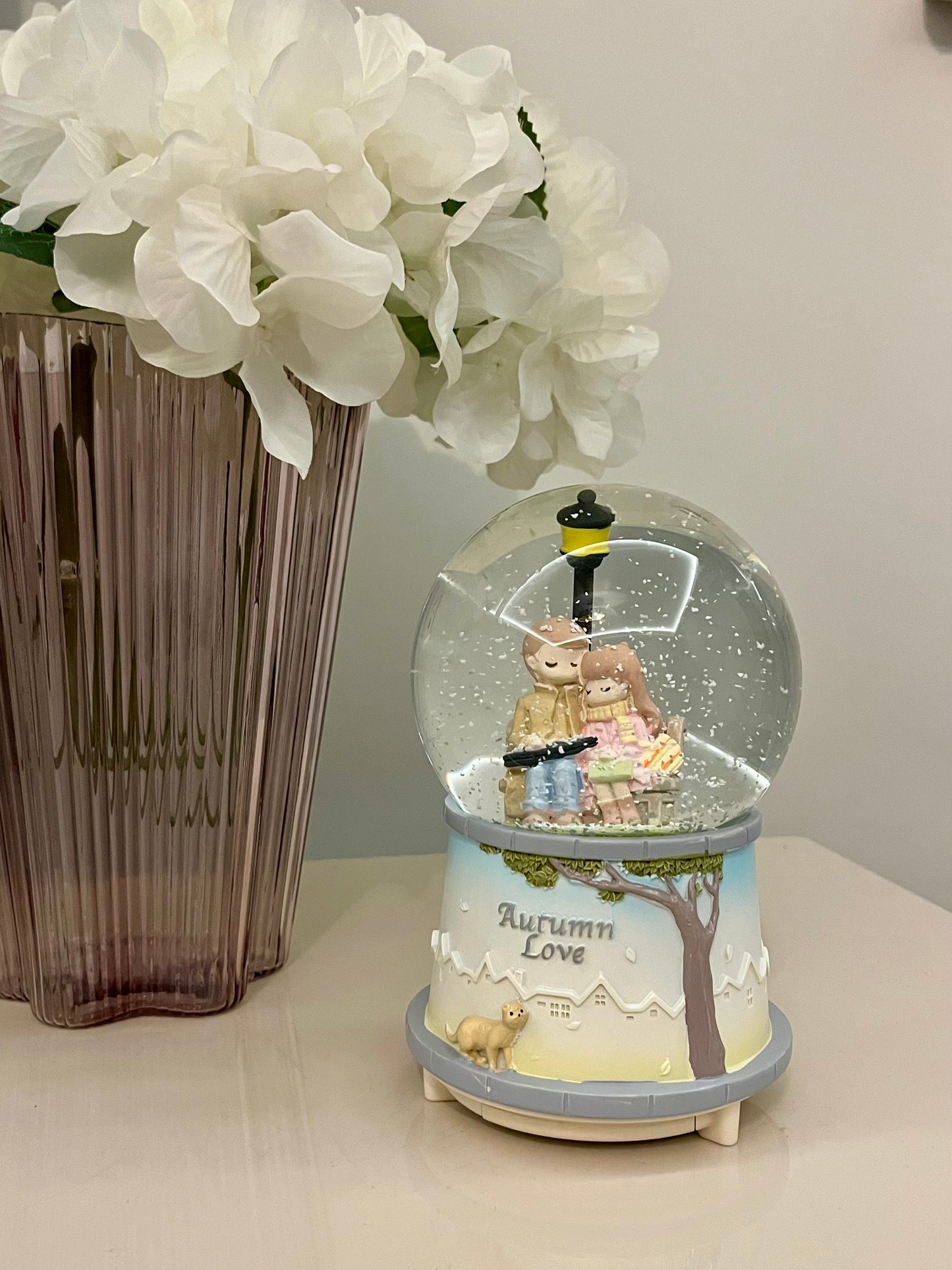 ❄️🎶 Müzikli & Işıklı Püskürtmeli Kar Küresi – Büyük Boy