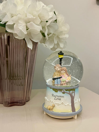 ❄️🎶 Müzikli & Işıklı Püskürtmeli Kar Küresi – Büyük Boy