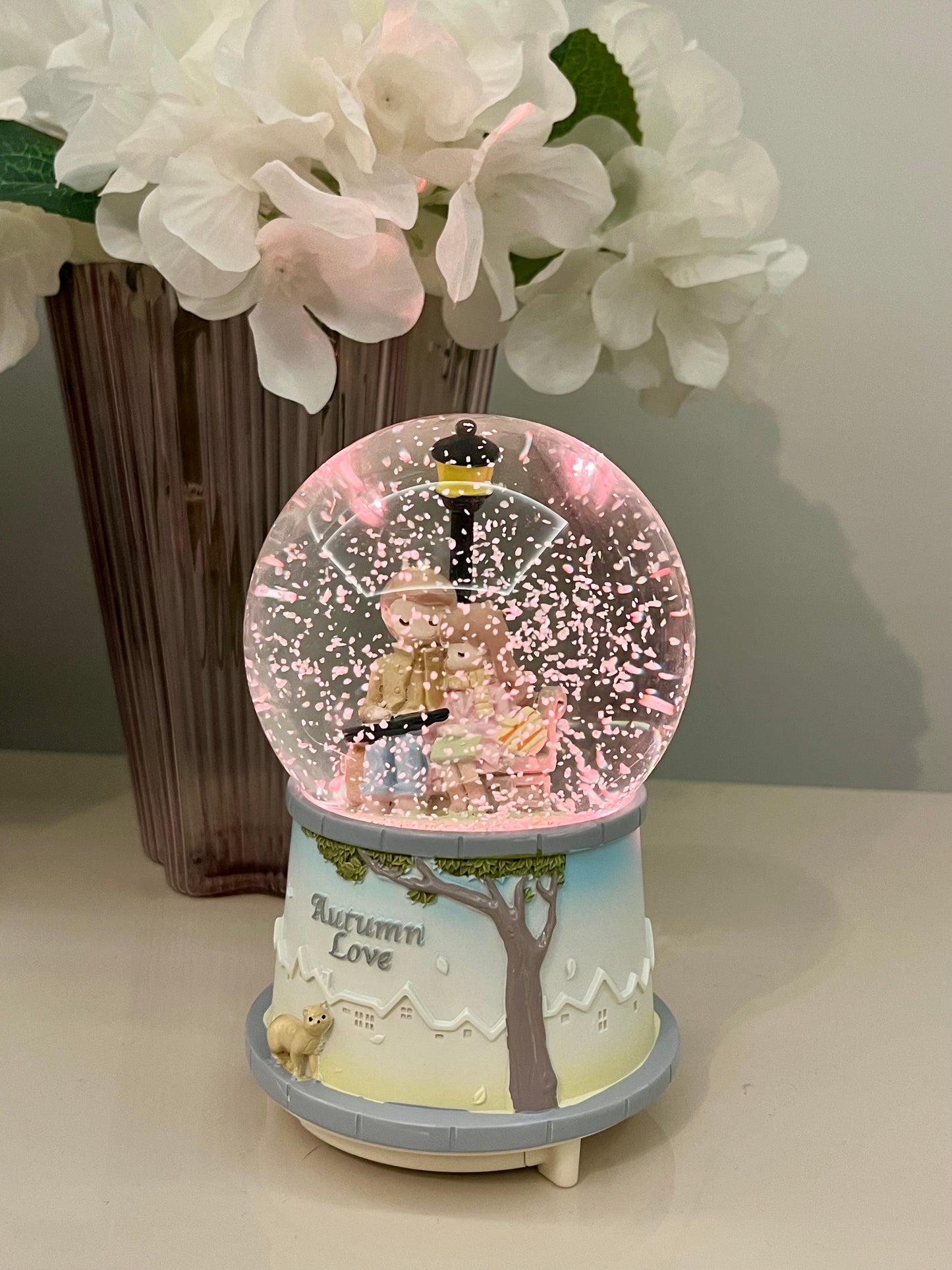 ❄️🎶 Müzikli & Işıklı Püskürtmeli Kar Küresi – Büyük Boy