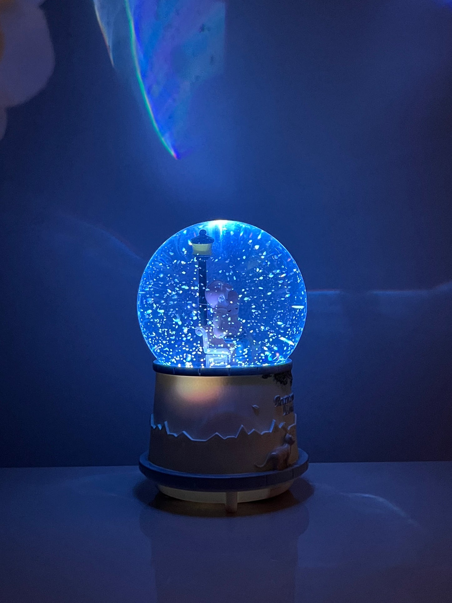 ❄️🎶 Müzikli & Işıklı Püskürtmeli Kar Küresi – Büyük Boy
