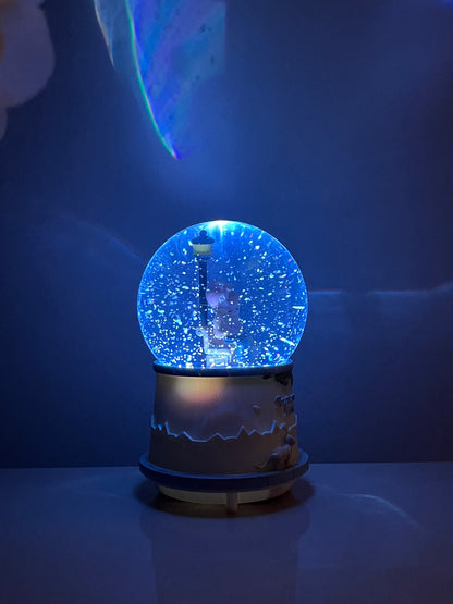 ❄️🎶 Müzikli & Işıklı Püskürtmeli Kar Küresi – Büyük Boy