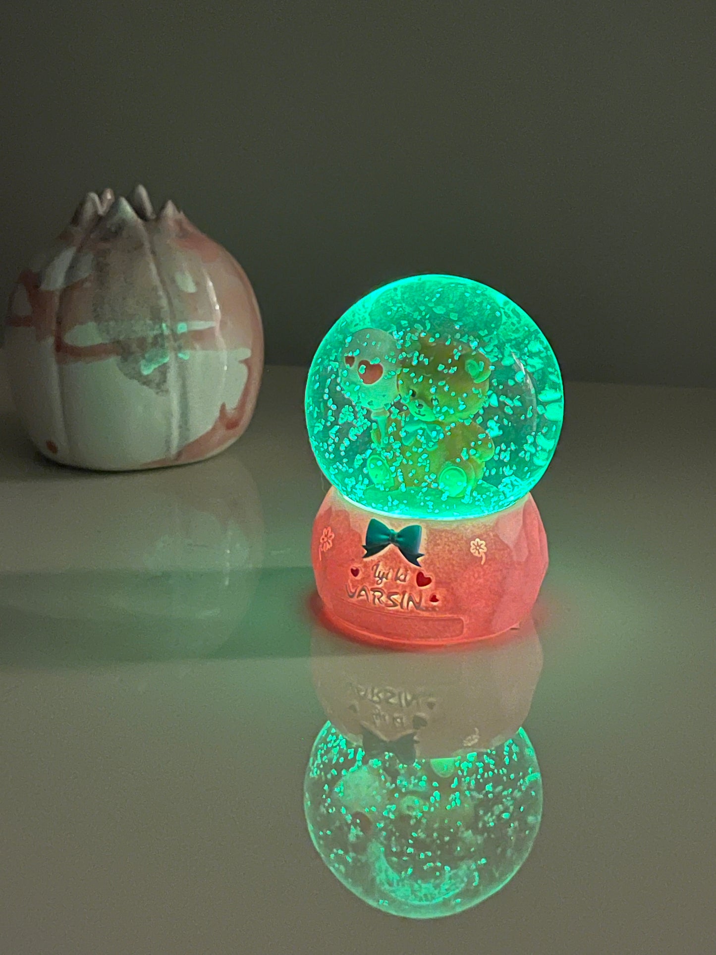 ❄️ Işıklı Püskürtmeli Kar Küresi – Küçük Boy