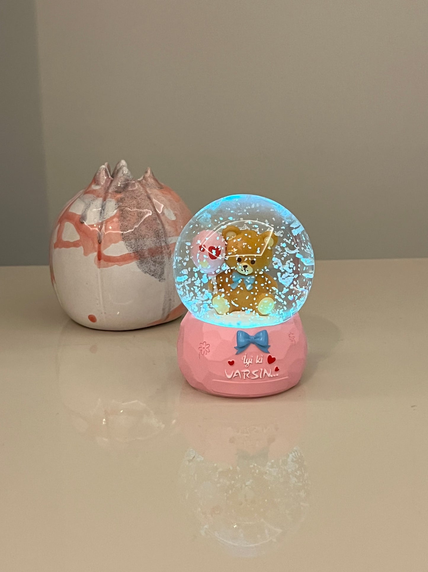 ❄️ Işıklı Püskürtmeli Kar Küresi – Küçük Boy