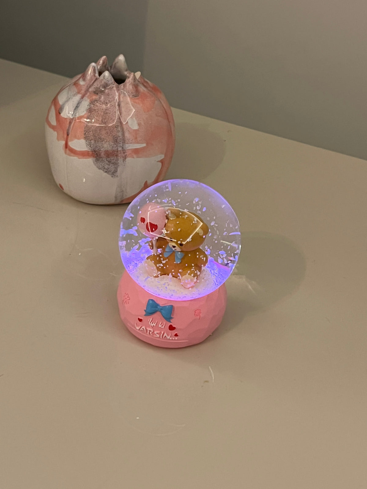 ❄️ Işıklı Püskürtmeli Kar Küresi – Küçük Boy