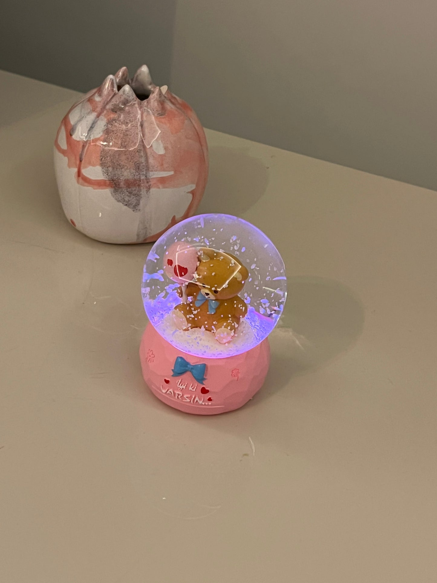 ❄️ Işıklı Püskürtmeli Kar Küresi – Küçük Boy