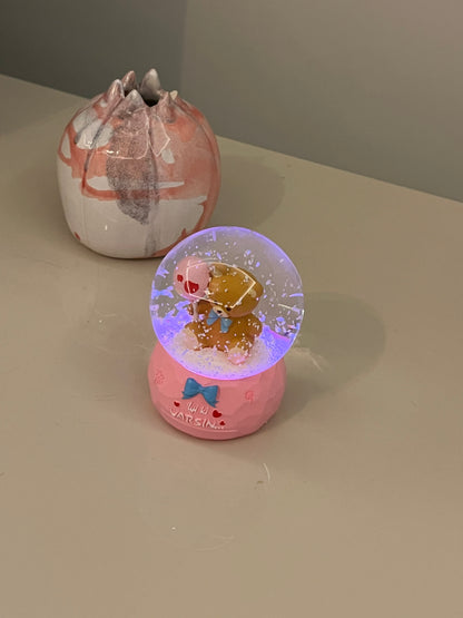 ❄️ Işıklı Püskürtmeli Kar Küresi – Küçük Boy