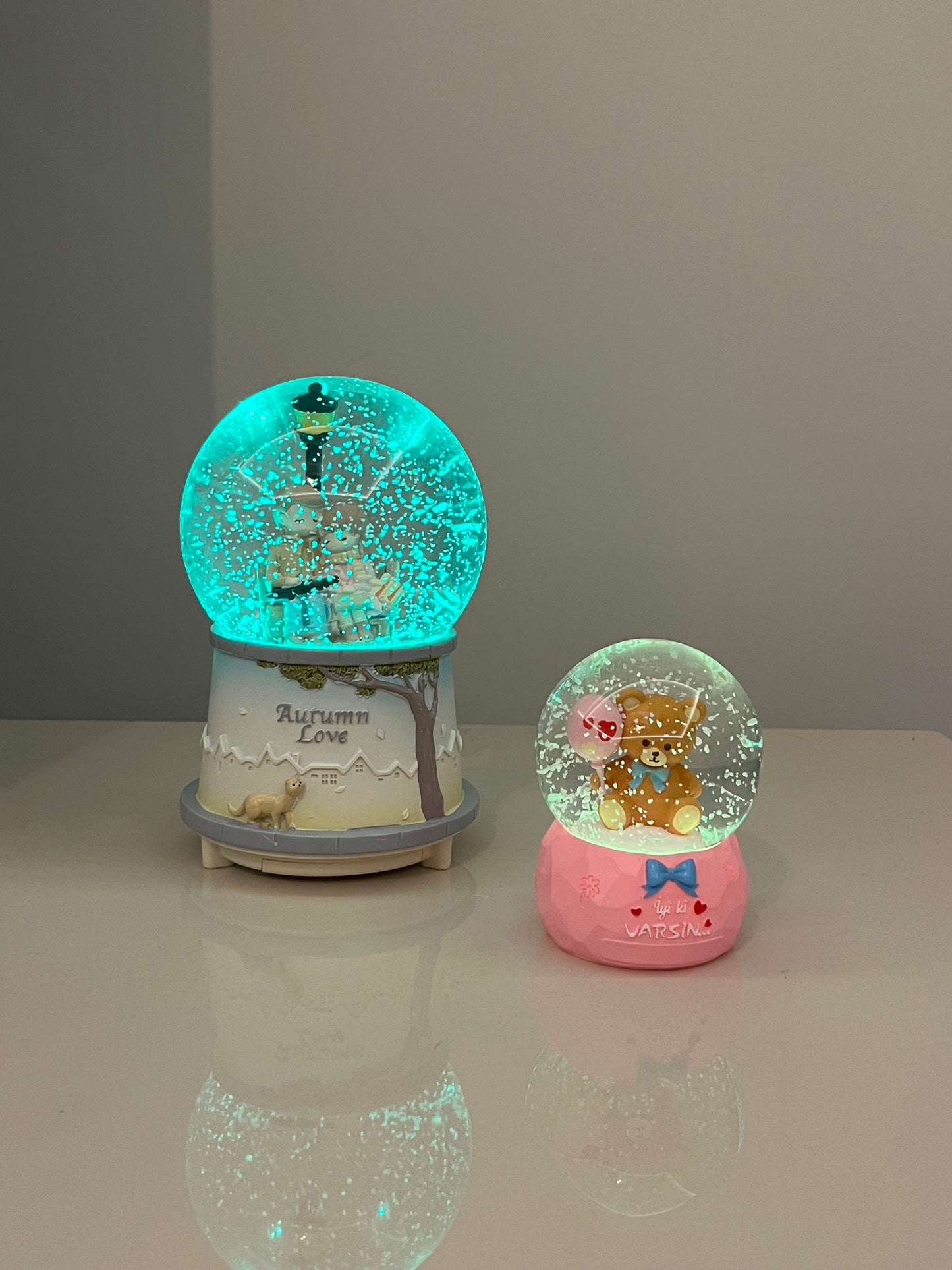 ❄️🎶 Müzikli & Işıklı Püskürtmeli Kar Küresi – Büyük Boy