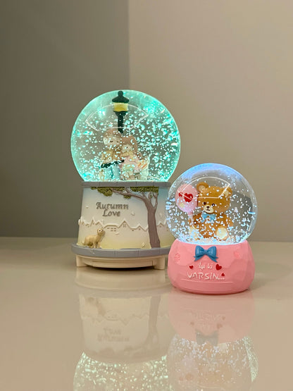 ❄️🎶 Müzikli & Işıklı Püskürtmeli Kar Küresi – Büyük Boy