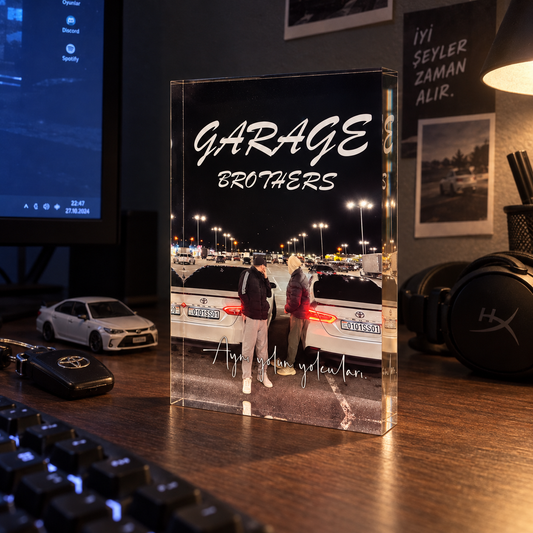 Garage Brothers kalın akrilik blok — loş bilgisayar masasında doğal görünüm