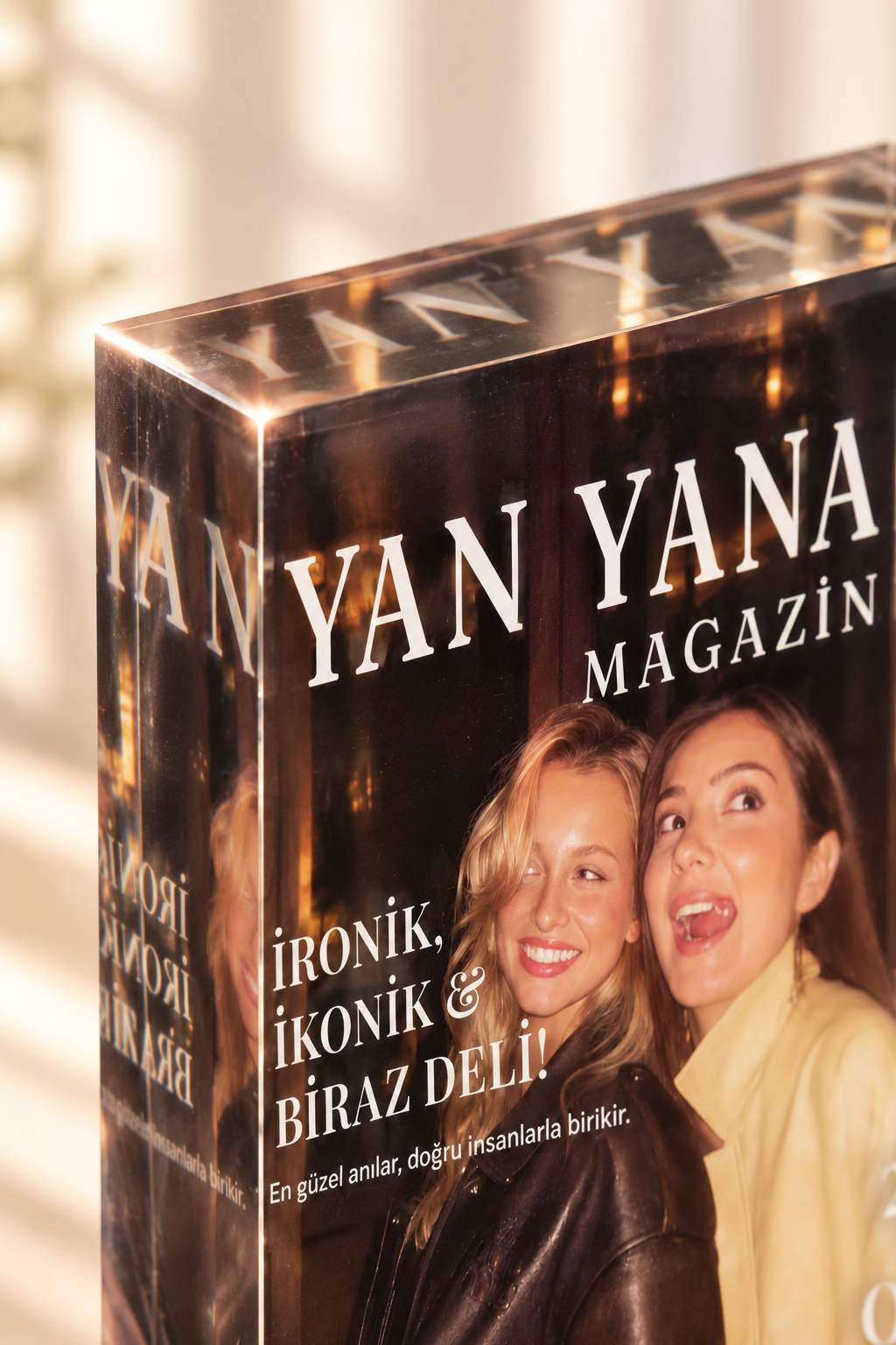Yan Yana Magazin — UV baskı ve cilalı kenar yakın detayı