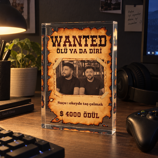 Wanted kalın akrilik blok — loş bilgisayar odasında kapak görünümü