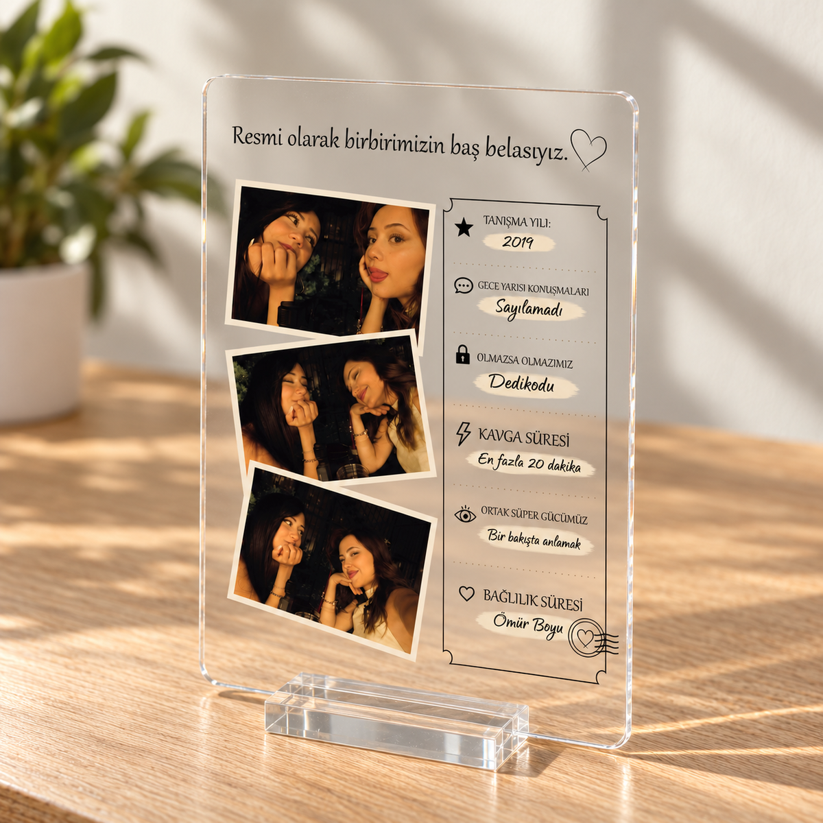 Baş Belasına Özel – Zarif 3 Fotoğraflı Anı Plaketi – 13 × 18 cm, 3 mm pleksi ve şeffaf stand
