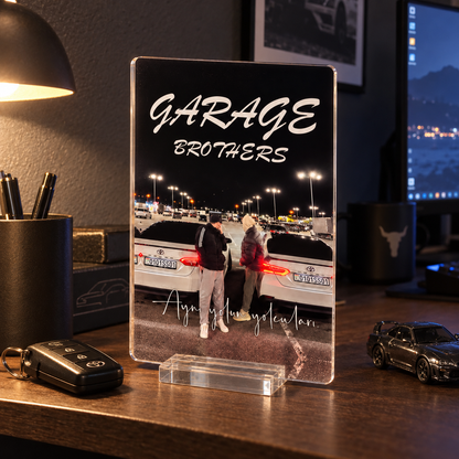 Garage Brothers Zarif standlı pleksi — loş bilgisayar odasında yakın görünüm