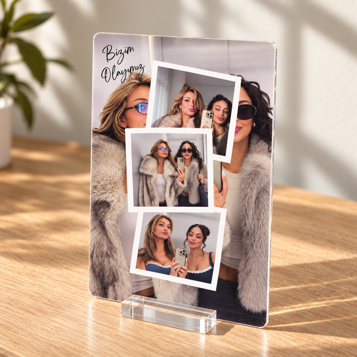 Bizim Olayımız – Zarif Fotoğraf Kolajlı Anı Plaketi – 13 × 18 cm, 3 mm pleksi ve şeffaf stand