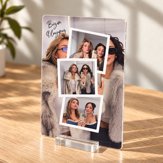 Bizim Olayımız – Zarif Fotoğraf Kolajlı Anı Plaketi – 13 × 18 cm, 3 mm pleksi ve şeffaf stand