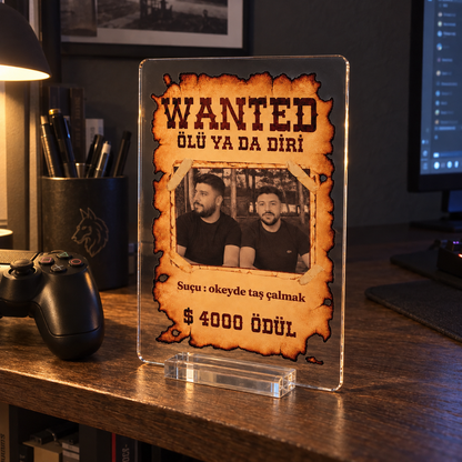 Wanted Zarif standlı pleksi — loş bilgisayar odasında yakın görünüm