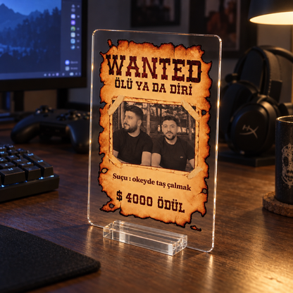 Wanted Zarif standlı pleksi — loş bilgisayar odasında yan açı