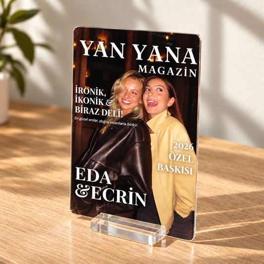 Yan Yana Magazin – Zarif Fotoğraflı Anı Plaketi – 13 × 18 cm, 3 mm pleksi ve şeffaf stand
